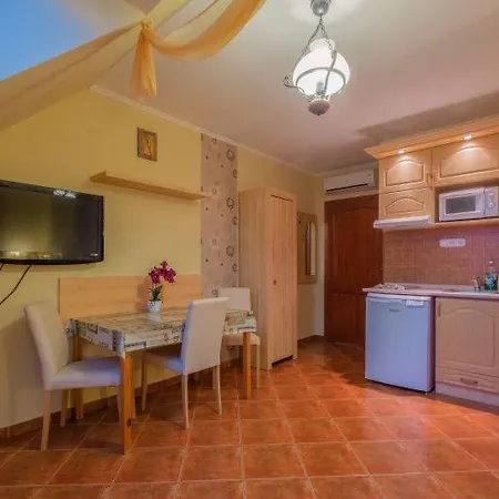 Rozmann Family Panzio & Apartmanhaz *